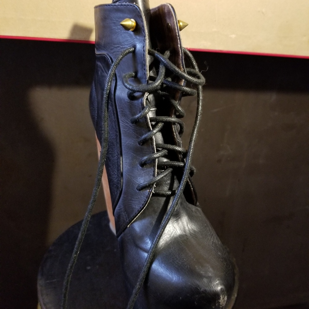 Women Shoe - Picture 2 of 2
